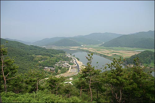 다람재 정상에서 바라본 도동마을... 오른편으로 낙동강이 흐르고, 왼편에 도동서원이 자리잡고 있다. 